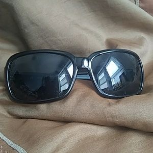 Black Guess sunglasses